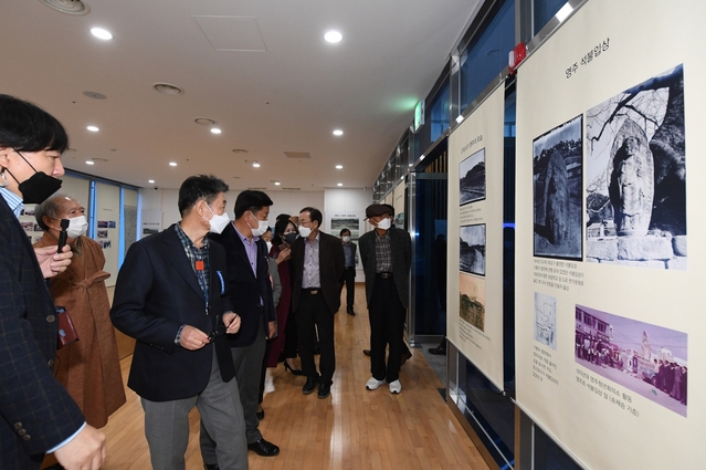 ▲ 영주시(시장 장욱현)는 시 승격 40주년을 기념하기 위해 지난 16일부터 ‘천지인 전통사상체험관’ 기획전시실에서 영주 근현대 사진전을 개최한다.ⓒ영주시