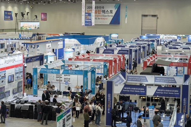 ▲ 엑스코(대표 서장은)은 11월19일부터 20일까지 엑스코 전시1·2홀에서 2020 대한민국 ICT융합 엑스포(이하 ITCE)를 개최키로 하고 참가업체 및 바이어를 모집한다. 사진은 지난해 행사 장면.ⓒ엑스코