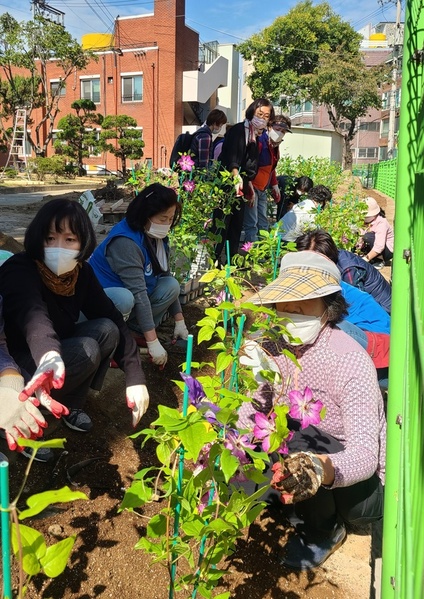 ▲ 수성4가동 새마을협의회 등 협력단체 회원들이 마을 꽃길을 조성을 위해 꽃을 심고 있다.ⓒ수성구