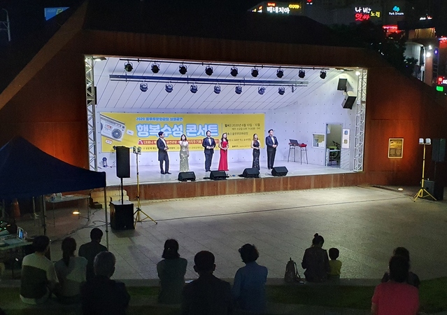 ▲ ‘행복수성 콘서트’가 진행되고 있는 울루루문화광장에서 주민들이 공연을 즐기고 있다.ⓒ수성구