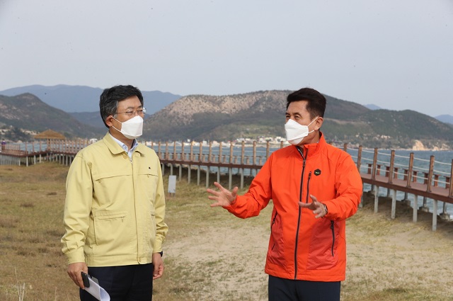 ▲ 이강덕 포항시장(오른쪽)은 ‘해파랑길 경관 조성사업’ 현장을 방문했다.ⓒ포항시