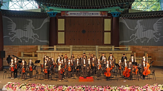 ▲ 박세진 계명대학교 교수와 박찬준 어린이의 사회로 청소년 오케스트라단의 공연과 세계를 무대로 활발하게 활동하는 클래식 음악가들의 초청공연이 어우러졌다.ⓒ경주엑스포