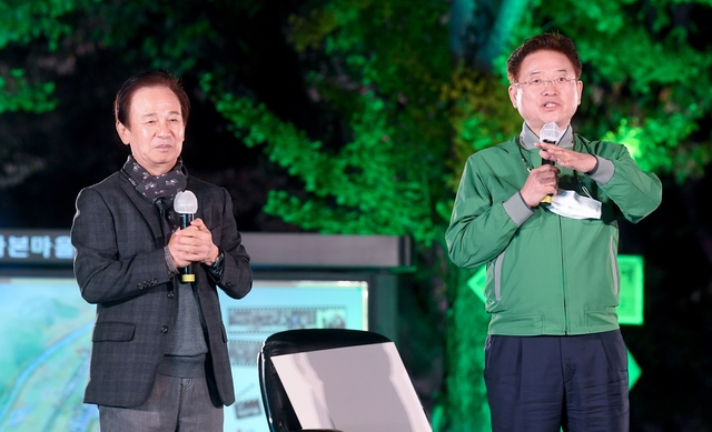 ▲ 이철우 경북도지사(오른쪽)와 김홍신 작가가 17일 군위 화본역에서 백두대간 인문캠프를 함께 하고 있다.ⓒ경북도