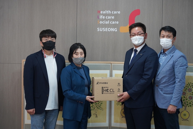 ▲ 수성대학교 황병철 총동창회장은 2021학년도 수시면접에 참가하는 예비수성인들의 코로나19 감염 예방을 위해 써달라며 살균소독제와 마스크 등 방역물품 100여점을 전달했다.ⓒ수성대