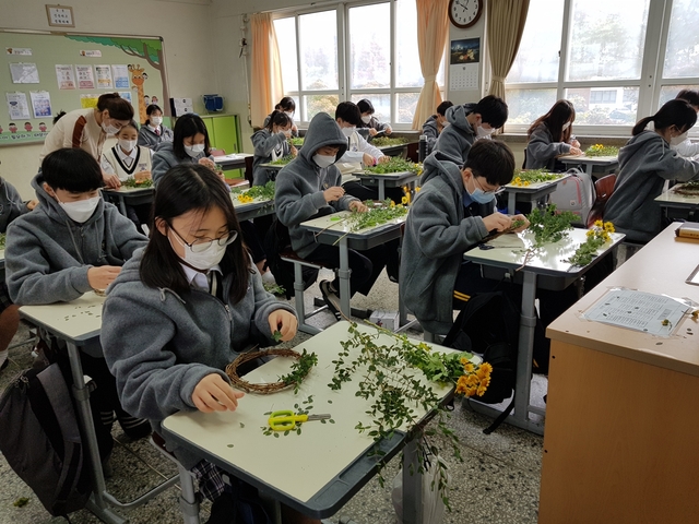 ▲ 대구남부교육지원청은 지난 16일 1학년 166명을 시작으로 11월 24일까지 총 5회에 걸쳐 1242명의 학생을 대상으로 21개의 개별 맞춤형 대면 체험프로그램을 개발해 학교에 제공한다.ⓒ대구남부교육지원청