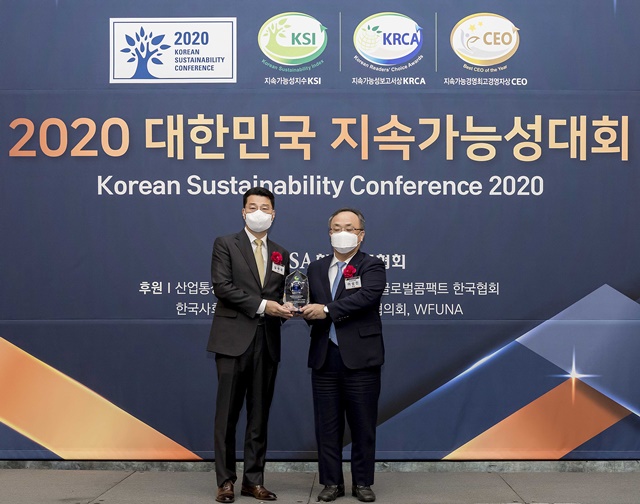 ▲ 심재국 KCC 총무인사총괄 상무(좌), 이상진 한국표준협회 회장이 '2020 대한민국 지속가능성 대회'에서 기념촬영을 하고 있다. ⓒKCC