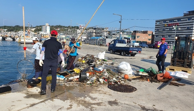▲ 날로 증가하고 있는 육지쓰레기의 바다유입, 조업으로 발생하는 폐어구와 같은 바다 속 쓰레기를 줄이기 위해 경북도는 올해 56억원의 사업비를 투입해 다양한 시책을 펼친다.ⓒ경북도