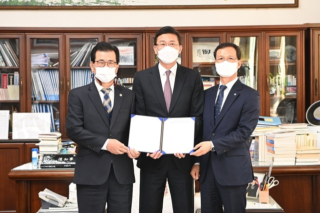 ▲ 충북도, 음성군, 에너지글라스코리아는 19일 음성 성본일반산업단지에 1000억원을 투자하기로 하고, 협약을 체결했다. 이시종 충북지사, 백하륜 에너지글라스코리아 대표, 조병옥 음성군수(왼쪽부터)가 협약 뒤 기념촬영을 하고 있다.ⓒ음성군