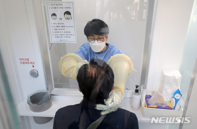 ▲ 의료진이 19일 오전 서울 서초구 서초보건소에 마련된 코로나19 선별진료소에서 검체를 채취하고 있다. ⓒ뉴시스