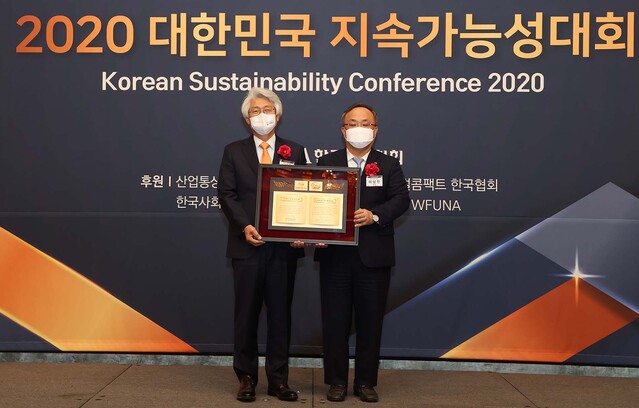 ▲ DGB금융그룹(회장 김태오)은 16일 ‘2020 대한민국 지속가능성 대회’에서 국내 최초 ‘지송가능성 보고서상(KRCA)’을 10회 수상해 KRCA 분야 명예의 전당에 올랐다(왼쪽부터 김태오 DGB회장, 한국표준협회_이상진회장).ⓒDGB대구은행