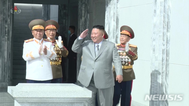 ▲ 김정은 북한 국무위원장이 11일 조선노동당 창건 75주년 경축 열병식에 나와 참가자들에게 손을 들어 인사하고 있다. (사진=조선중앙TV 캡처) ⓒ뉴시스