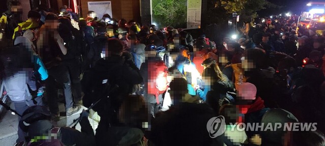 ▲ 지난 17일 새벽 설악산 오색탐방지원센터 앞. 등산객들이 새벽부터 입산을 위해 모여있다. ⓒ연합뉴스