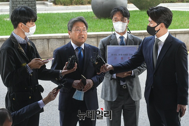 ▲ 강기정 전 수석은 19일 오전 11시 서울남부지검을 찾아 김봉현 전 회장의 편지에 등장한 A변호사와 B변호사를 각각 변호사법 위반과 직권남용 혐의로 고발했다. ⓒ권창회 기자