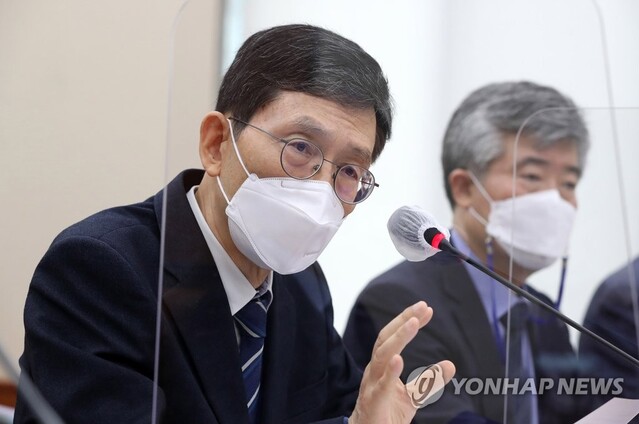 ▲ 19일 국회 정무위원회 국정감사에서 답변하고 있는 성경륭 경제·인문사회연구회 이사장.ⓒ연합뉴스