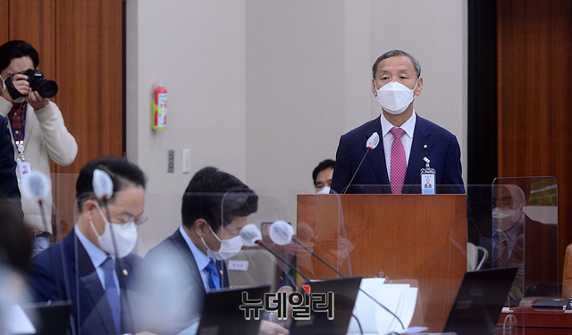 ▲ 문재인 정부의 부동산 통계를 신뢰할 수 없다는 지적이 19일 국정감사장에서도 나오자, 김학규(사진)  한국감정원장은 통계 정확도를 높일 수 있도록 노력하겠다고 했다. ⓒ박성원 기자