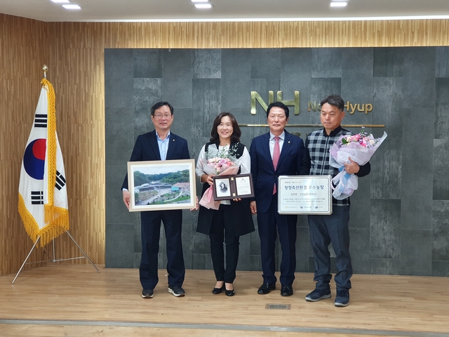 ▲ 경북농협 손진혁 부본부장(왼쪽 첫 번째), 한울농장 박점희 대표(왼쪽 두 번째), 안동봉화축협 전형숙 조합장이 함께 기념사진을 촬영했다.ⓒ경북농협