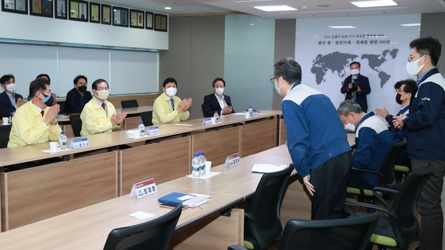 ▲ 장상수 의장을 비롯한 홍인표 경제환경위원장과 김성태 의원은 경창산업을 방문해 글로벌 완성차 기업의 생산 감소 추세와 코로나19로 인한 경기침체 및 소비심리 위축까지 겹쳐 더욱 위기를 겪고 있는 자동차 부품산업의 애로사항을 직접 들었다.ⓒ대구시의회