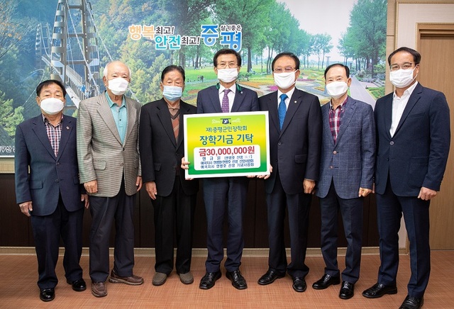 ▲ 애국지사 연병호 선생 손자 연규은씨가 홍성열(가운데) 증평군수에게 장학기금을 기탁한 뒤 기념촬영을 하고 있다.ⓒ증평군