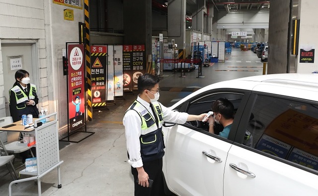 ▲ 쿠팡은 배송캠프에 방문하는 모든 이들에게 체온 측정과 건강상태를 체크하는 문진표를 작성하고 있다.ⓒ쿠팡