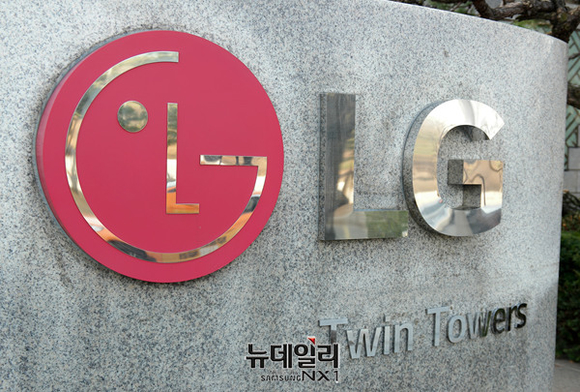 ▲ 구광모 LG 대표가 차세대 OLED 시장 선도를 위한 핵심 공정 기술인 '솔루블 OLED' 개발 현황에 대해 연구개발 책임자들과 논의하는 장면 ⓒLG