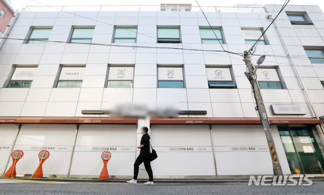 ▲ 20일 오전 입시학원 강사 중 확진자가 발생한 서울 강남구 대치동 입시학원이 폐쇄되어 있다. ⓒ뉴시스