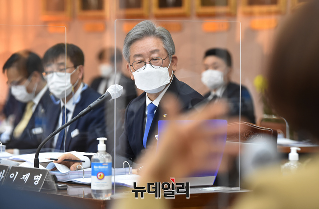 ▲ 20일 경기도를 상대로 한 국회 국토교통위 국정감사에 출석한 이재명(사진) 경기도지사. ⓒ이종현 기자