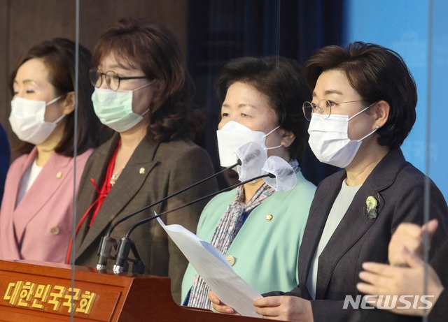 ▲ 김정재 의원(오른쪽)을 비롯한 국민의힘 국회 여성가족위원회 위원들이 20일 국회에서 기자회견을 열고 여가위 국정감사의 증인·참고인 채택 관련 입장을 밝히고 있다.(공동취재사진) ⓒ뉴시스