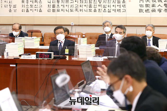 ▲ 김창보 서울고등법원장, 김주현 수원고등법원장, 민중기 서울중앙지방법원장 등이 20일 오전 국회에서 열린 법제사법위원회의 서울고법·수원고법과 산하 법원들에 대한 국정감사에 출석해 의원들의 질문에 답하고 있다. ⓒ이종현 기자