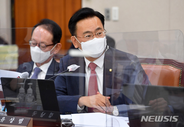 ▲ 유상범 국민의힘 의원이 20일 서울 여의도 국회에서 열린 법제사법위원회의 서울고법·수원고법과 산하 법원들에 대한 국정감사에서 질의하고 있다. ⓒ뉴시스