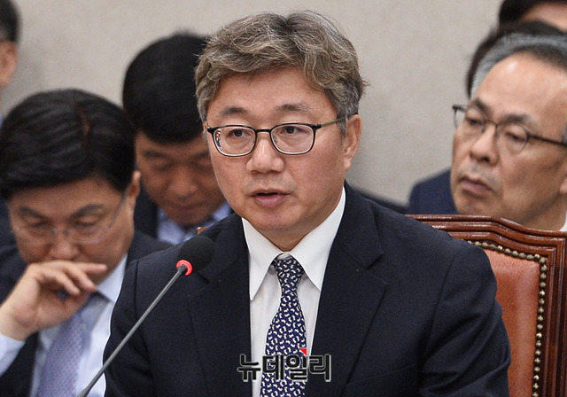 ▲ 문 정부의 '탈원전' 정책을 주도한 채희봉(사진) 한국가스공사 사장(전 산업정책비서관)이 20일 국회 산자중기위 국정감사에서 