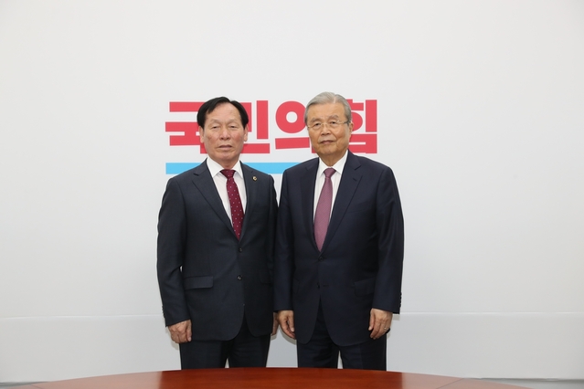 ▲ 고우현 경북도의회 의장(왼쪽)은 20일 국민의힘 김종인 비상대책위원장을 만나  지방자치법 개정 관련 건의사항을 전달했다.ⓒ경북도의회