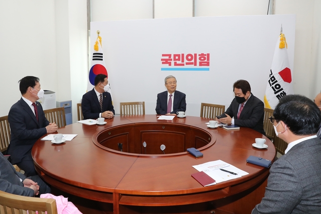 ▲ 고 의장(왼쪽 두번째)은 김 위원장을 만난 자리에서 현재 국회에 계류 중인 ‘지방자치법 전부개정안’의 조속한 국회통과를 촉구했다.ⓒ경북도의회