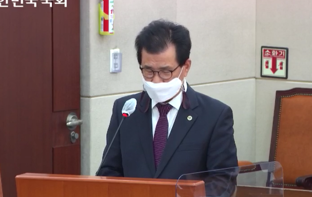 ▲ 이시종 충북도지사가 20일 국회에서 열린 행정안전위원회의 국감에 앞서 업무보고를 하고 있다.ⓒ국회방송 캡처