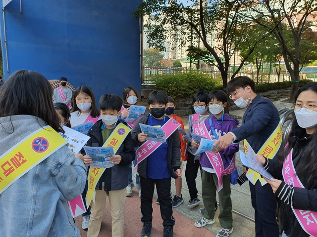 ▲ 달성군(군수 김문오)은 20일부터 29일까지 교통사고 예방 및 안전한 통학로 조성을 위한 어린이보호구역 불법 주정차 금지 캠페인을 펼친다.ⓒ달성군