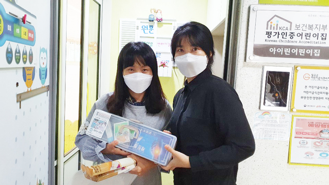 ▲ 직접 제작한 근골격계질환 예방 스트레칭 제공받은 조리원선생님(왼쪽).ⓒ대구한의대