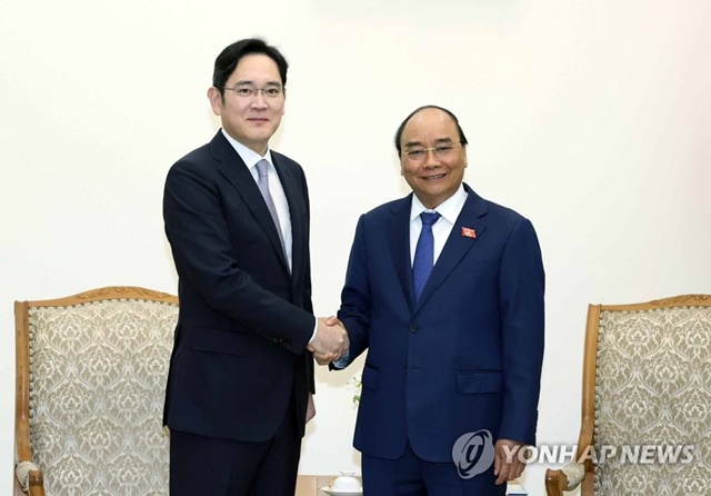 ▲ 이재용 삼성전자 부회장(왼쪽)이 20일 베트남 하노이 총리실에서 응우옌 쑤언 푹 총리를 예방하고 환담에 앞서 악수하고 있다. ⓒ연합뉴스