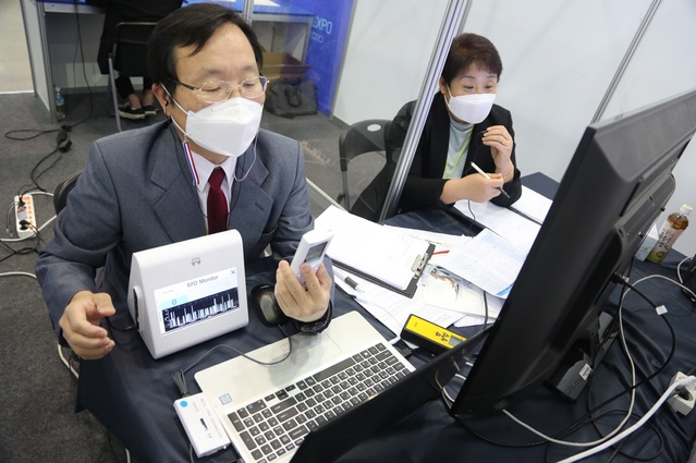 ▲ 2020 메디엑스포 코리아 온·오프라인 수출(구매)상담회가 오늘 엑스코 전시3A홀에서 열렸다. 사진은 화상상담 장면.ⓒ메디엑스포