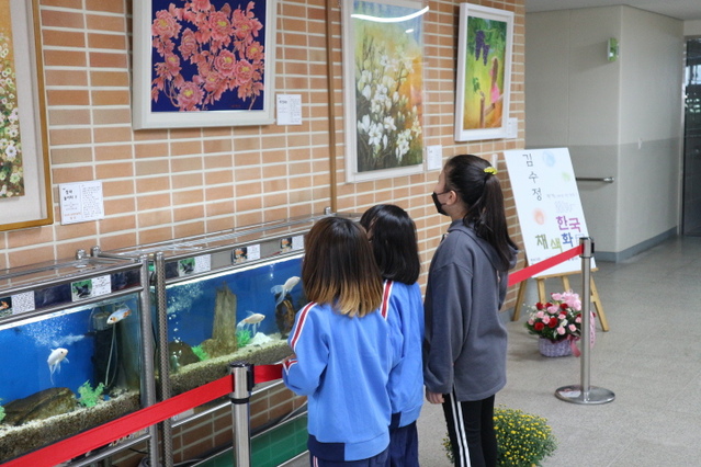 ▲ 대구신천초등학교는 지난 19일부터 25일까지 교내 1층 갤러리에서 ‘김수정 한국채색화전’과 ‘신희경 생활소품전’을 열고 있다.ⓒ대구신천초등학교