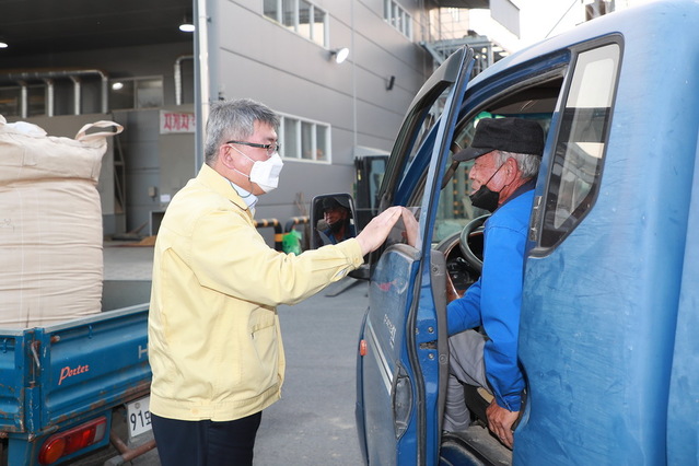 ▲ 김학동 군수의 산물벼 수매 현장 방문 장면.ⓒ예천군