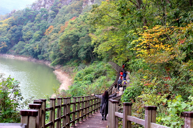 ▲ 청도군은 가을 트래킹 여행 상품인 ‘가을타는 청도’로 남녀노소 누구나 즐길 수 있는 계절별 테마 여행 프로그램 개발로 관광객 유치에 박차를 가하고 있다. 사진은 청도 공암풍벽.ⓒ청도군