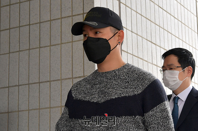 ▲ 불법도박장 개설 혐의를 받고 있는 개그맨 김형인이 21일 오전 서울 양천구 서울남부지법에서 열리는 공판에 출석하기 위해 변호인과 이동하고 있다. ⓒ박성원 기자