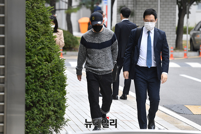 ▲ 불법도박장 개설 혐의를 받고 있는 개그맨 김형인이 21일 오전 서울 양천구 서울남부지법에서 열리는 공판에 출석하기 위해 변호인과 이동하고 있다. ⓒ박성원 기자