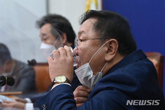 ▲ 21일 오전 국회에서 열린 더불어민주당 최고위원회의에서 김태년 원내대표가 물을 마시고 있다. ⓒ뉴시스