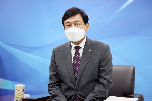 ▲ 21일 김병우 충북교육감이 ‘2015~2020학년도 대입 진학 현황' 관련 기자설명회를 갖고 있다.ⓒ충북도교육청
