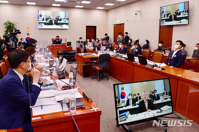 ▲ 남관표 주일대사가 21일 서울 여의도 국회에서 열린 외교통위원회의 화상 국정감사에서 업무보고를 하고 있다. 이날 남 대사는 이른바 '3불 약속' 관련해 