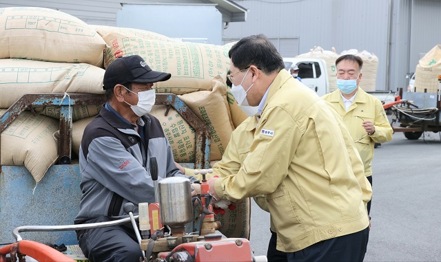 ▲ 주낙영 경주시장은 공공비축미 매입현장 방문해 농업인을 격려했다.ⓒ경주시