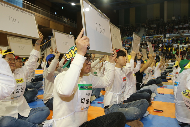 ▲ 지난해 10월 포항 포스코한마당체육관에서 열린 포스코 ‘제 2회 도전 안전골든벨’에 포스코와 협력사 임직원이 함께 참여하고 있다.ⓒ포스코