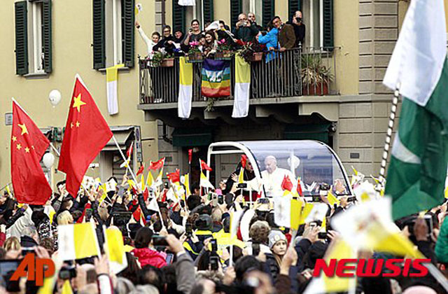 ▲ 2015년 11월 이탈리아 중부 도시 '프라토'를 찾은 프란치스코 교황을 시민들이 환영하고 있다. 프라토는 이탈리아 내에서도 중국인이 많은 곳으로 알려져 있다. ⓒ뉴시스 AP. 무단전재 및 재배포 금지.