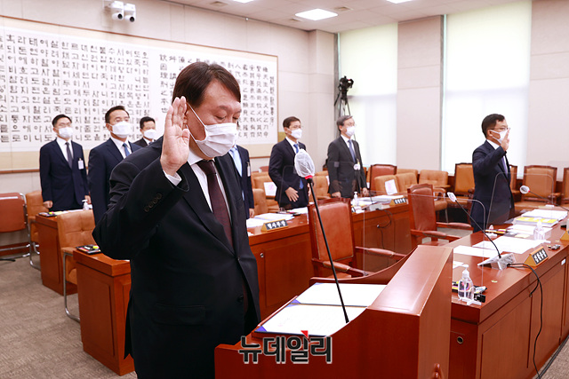 ▲ 윤석열 검찰총장이 22일 오전 국회 법제사법위원회에서 열린 대검찰청 국정감사에 출석해 증인선서를 하고 있다. ⓒ박성원 기자