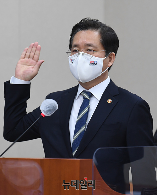 ▲ 산업통상자원부 공무원들의 '월성 1호기 조기 폐쇄' 자료 폐기와 관련, 성윤모(사진)  산업통상자원부 장관이 22일 국회 산업통상자원중소벤처기업위원회의 종합 국정감사에서 정부가 자료 삭제를 지시한 바가 없다고 했다. ⓒ박성원 기자